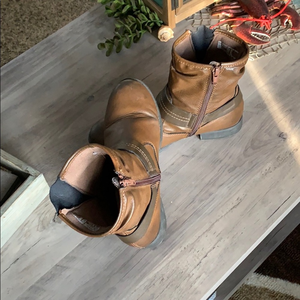Women’s brown boots